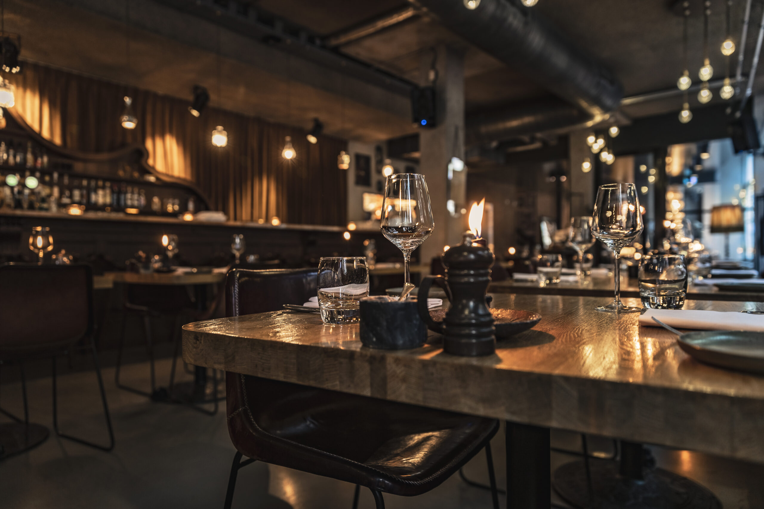 Hospitality Pest Control: restaurant dining room and bar